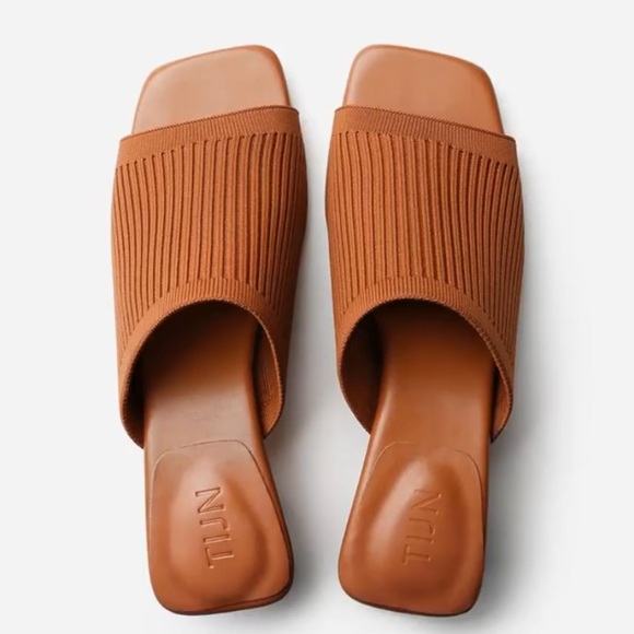 BLOGGER FAVE! slip on sandal - Picture 4 of 9